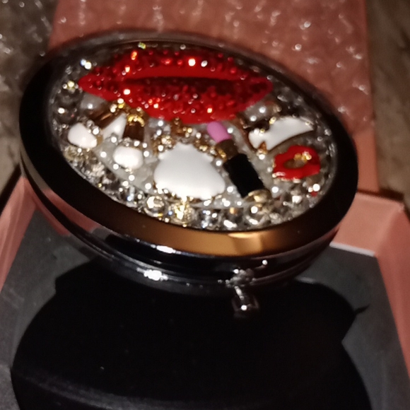 Mirror 🪞💄❤️ - Picture 4 of 9